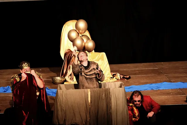 Alberich (Daniel Holzhauser, mitte) hat das Rheingold von den Rheintöchtern gestohlen. | Foto: Franz Käsinger, Blickwinkel Wertingen