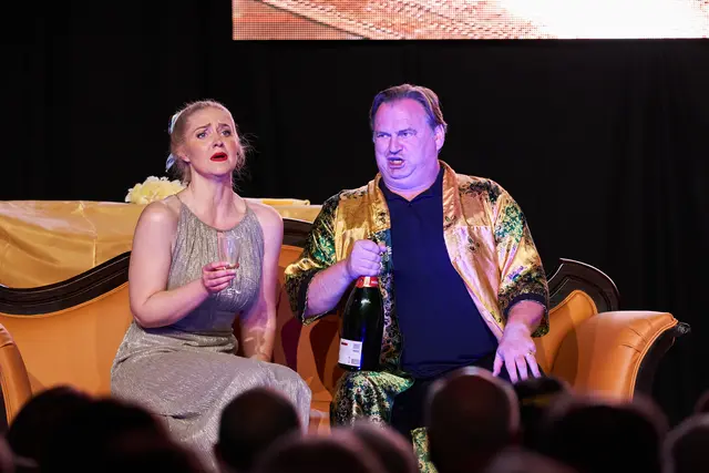 Rosalinde (Nina Bezu) und Alfred (Michael Heim). | Foto: Harry Kraus, Blickwinkel Wertingen