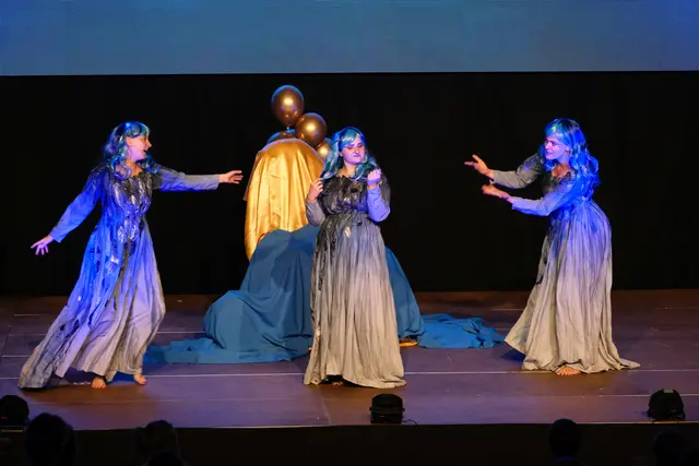 Insgesamt 1600 Kinder haben die „Rheingold“-Aufführungen in Wertingen gesehen. Sie reagierten mit begeistertem Beifall und Zugabe-Rufen. Auf dem Foto sind die Rheintöchter zu sehen, gespielt von (von links) Franziska Bader, Isabella Pany und Ilme Stahnke.
 | Foto: Franz Käsinger, Blickwinkel Wertingen