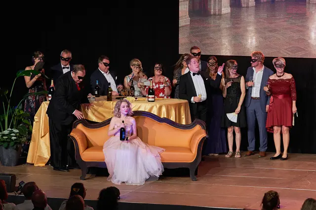 Auf dem Maskenball bei Prinz Orlowfsky. | Foto: Harry Kraus, Blickwinkel Wertingen