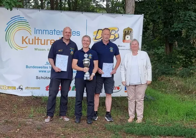 Die Dietesheimer Mannschaft mit dem Revoler .44 magnum bei der Siegerehrung. Von rechts nach Links: Bürgermsietrin Christian Lindner-Klopsch, Thomas Grei, Peggy Baier und Thomas Westerwald
