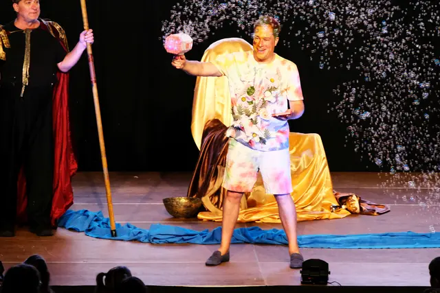 Immer wieder Applaus gab es für die Darsteller in der Wertinger Stadthalle. Im Hintergrund Wolfgang Newerla als Wotan, vorn Phillip Lüsebrink als Froh.
 | Foto: Franz Käsinger, Blickwinkel Wertingen