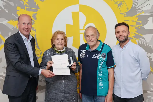 Von links: Landrat Martin Sailer, Hannelore Pentenrieder, Karl-Heinz Pentenrieder, Oguzhan Tamer. | Foto: Lina Prinzesing