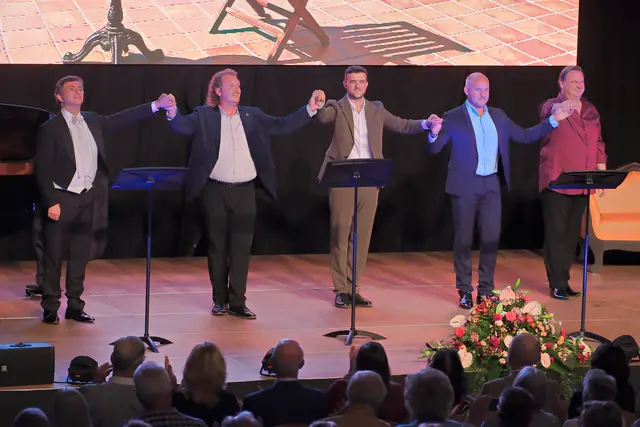 Für die vier Tenöre und Pianist Stellario Fagone (links) gibt es bei der „Großen Nacht der Tenöre“ in Wertingen begeisterten Beifall. | Foto: Paul Schorer, Blickwinkel Wertingen