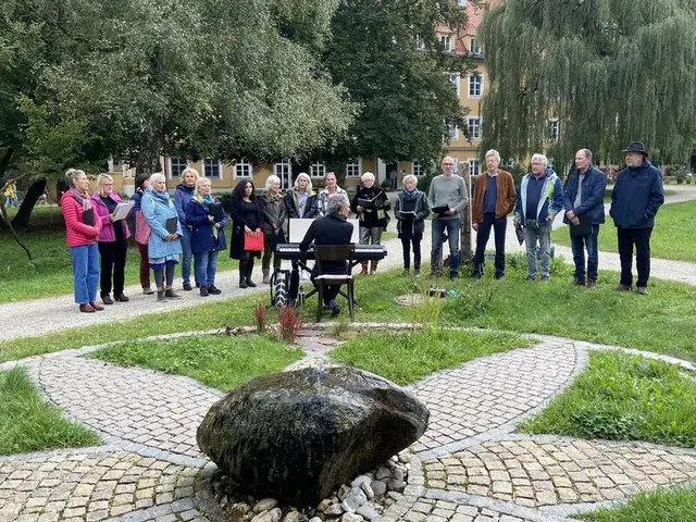 Der Blumenthaler Chor tritt am Sisi-Schloss auf.  | Foto: Axel Hollmann