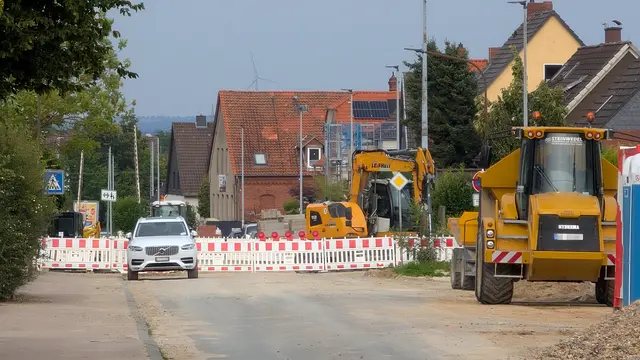 Das Foto ist von gestern Abend, die Firma "STRABAG" hat alles abgesichert!
Um 22:00 Uhr war die Absperrung verschwunden!
