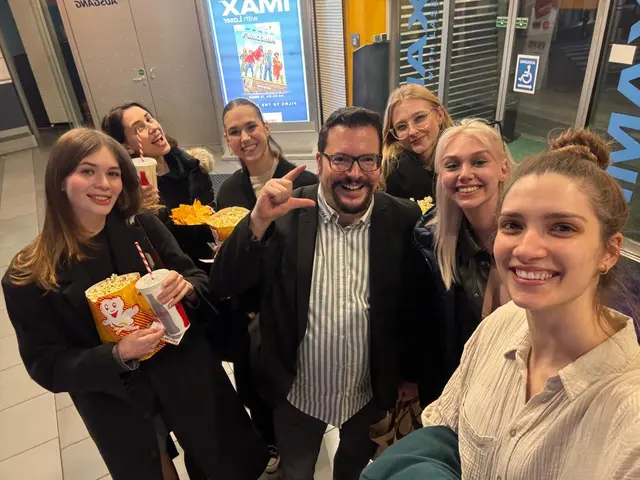 So kennt man Modelmanager Dominik Wachta: Umringt von schönen Damen. Dass er auch ein talentierter Deejay ist, wussten die wenigsten. | Foto: privat