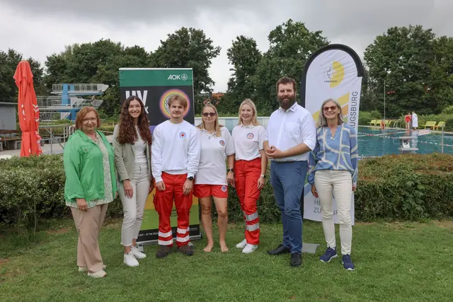 Von links: Stellvertretende Landrätin Sabine Grünwald, Veronika Murr (AOK Bayern), Ferdinand Kreitmeyr, Bianca Mauche-Schmider, Sarah Achberger, Max Markmiller (Vorsitzender der Kreiswasserwacht), Birgit Riegel (Sportbeauftragte für den Landkreis Augsburg) | Foto: Theresa Bitsch – Landratsamt Augsburg