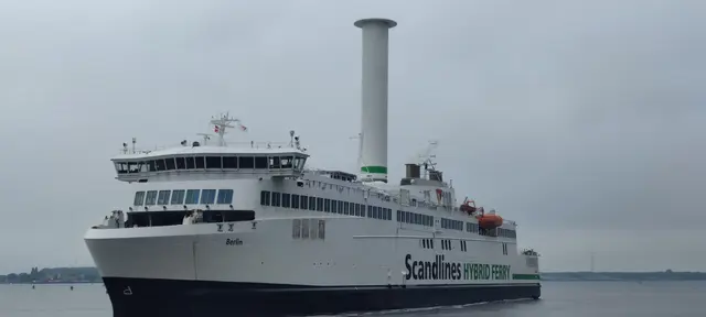 Scandlines-Hybridfähre "Berlin" mit dem markanten Rotorsegel