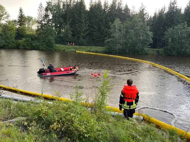 Acht Feuerwehren übten kürzlich im südlichen Landkreis einen Ölwehr-Einsatz, um bestmöglich für ein solches Szenario gerüstet zu sein. | Foto: Marion Koppe