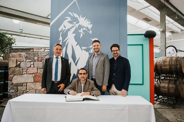 Beim Eintrag ins Goldene Buch. Im Bild (von links): Bürgermeister Dieter Nägele, CSU-Bezirksvorsitzender Klaus Holetschek, 3. Bürgermeister JU-Mitglied Dr. Florian Steidle und JU-Bezirksvorsitzender Manuel Knoll. | Foto: Tobias Atzkern