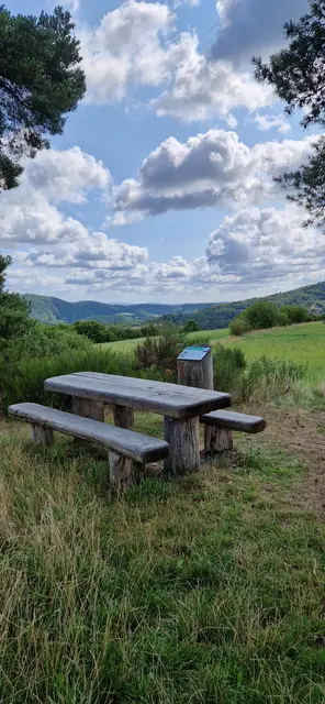 Blick von der Sitzgruppe beim Hardt Hüttchen nach Holzhausen