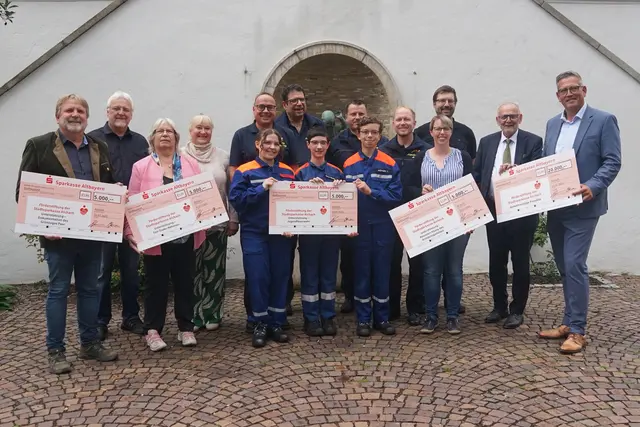 Die beiden Mitglieder des Stiftungsvorstands (von rechts) Nils Niermann, Vorstandsvorsitzender der Sparkasse Altbayern, und Aichachs Bürgermeister Klaus Habermann übergaben die Preise.  | Foto: Erich Echter