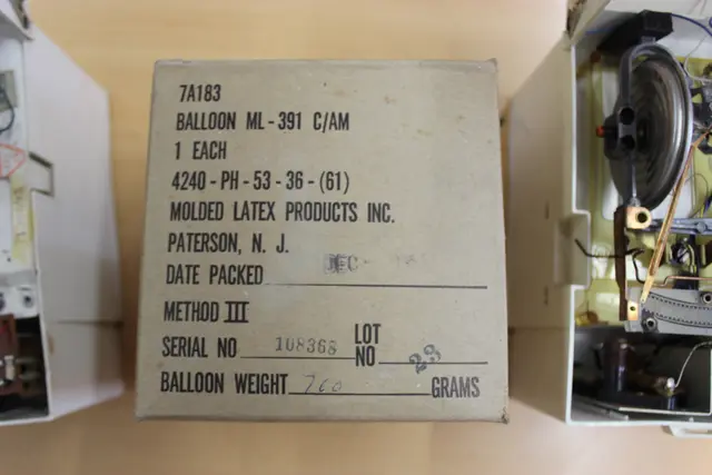 Ob dieser Wetterballon, der in dieser Schachtel noch unbenützt steckt wohl funktioniert? Er stammt ebenfalls von Peter Bogner. | Foto: Otto Killensberger