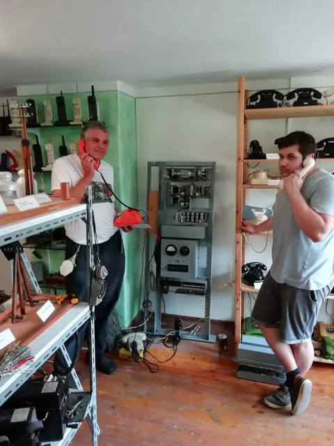 Endlich richtig verbunden. Fabian Frommelt der jetzige Chef des Radio- und Telefonmuseums Wertingen probiert mit dem Spender des Hebdrehwählers die Funktion der Anlage aus. Kommen Sie vorbei und probieren das auch. | Foto: Otto Killensberger