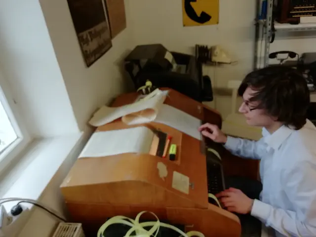 4 Fernschreiber funktionieren noch im Radio- und Telefonmuseum in Wertingen. Max von Albrichsfeld kommuniziert gerade mit dem Wetterdienst. Aber auch Fabian Frommelt zeigt an den Öffnungstagen wie die Telegrafen funktionieren. | Foto: Otto Killensberger