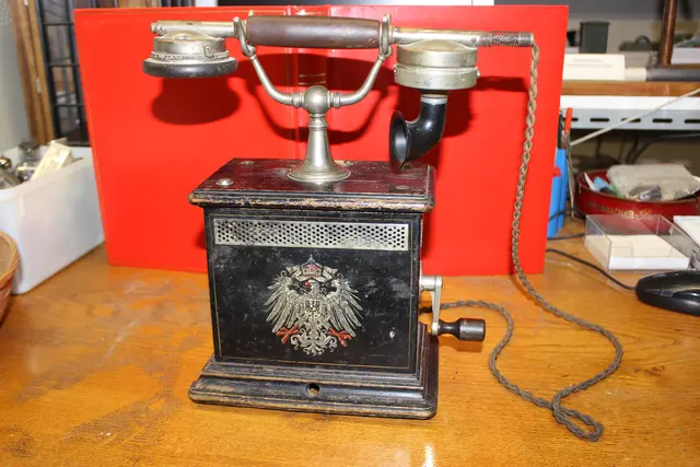 Ein alter Ortsfernsprecher aus dem jahre 1909 mit dem österreichischen Reichsadler. | Foto: Otto Killensberger