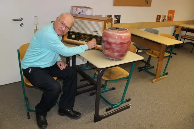 Uwe Damm, ehrenamtlicher Mitarbeiter des Radio- und Telefonmuseums Wertingen, hat den "Blumenvasen-Lautsprecher" wieder zum Leben erweckt.  | Foto: Otto Killensberger