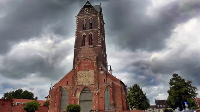 Der Marienkirchturm ist die Hinterlassenschaft der einstigen Hauptpfarr- und Ratskirche der Stadt, deren Langhaus im Zweiten Weltkrieg stark beschädigt und 1960 gesprengt wurde. Der 80,5 Meter hohe Kirchturm dient als eines der Wahrzeichen der Stadt. Foto: Helmut Kuzina