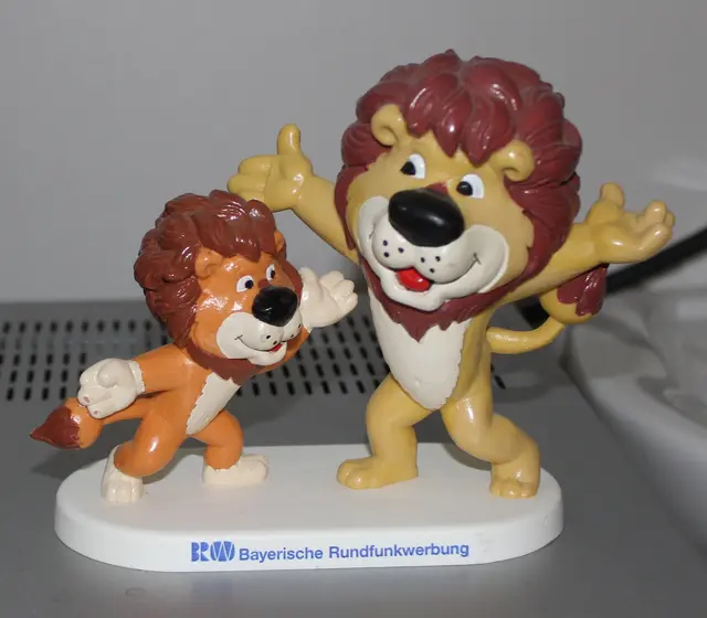 Diese zwei Lieblinge des Bayerischen Rundfunks, Leo und sein Kind waren einmal Werbetrenner beim BR. heute sind sie in der Vitrine beim radio- und Telefonmuseum ausgestellt. | Foto: Otto Killensberger