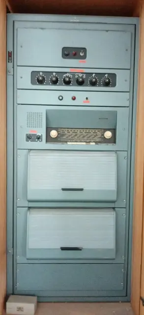 Diese Schlurundfunk-Anlage der Firma Siemens hat in der Schule in Schwäbisch Gmünd ausgedient. Plattenspieler, Radio, Tondband und ein Mikrofon waren darin verbaut, ein damals sehr teures Gerät.  | Foto: Otto Killensberger