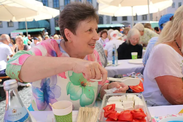 DFG Tisch am Augsburger Friedensfest  | Foto: Marianne Stenglein