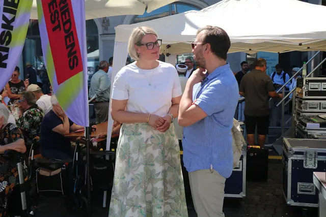 Frau Eva  Weber im Gespräch beim Augsburger Friedensfest | Foto: Marianne Stenglein