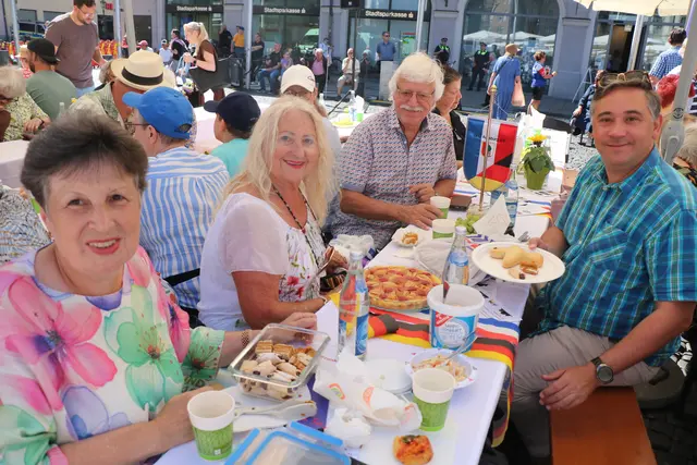 vDFG Tisch am Augsburger Friedensfest von links De. Hella Gerber - Familie Rauch | Foto: Marianne Stenglein
