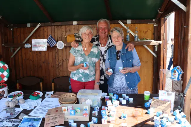Verkauf der Friedenshäuschen beim Friedensfest | Foto: Marianne Stenglein