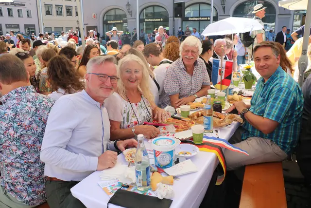 ganz links Jürgen K. Enninger Referat für Kultur, Welterbe und Sport in Augsburg am DFG Tisch | Foto: Marianne Stenglein