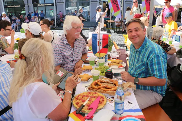 DFG Tisch am Augsburger Friedensfest  | Foto: Marianne Stenglein