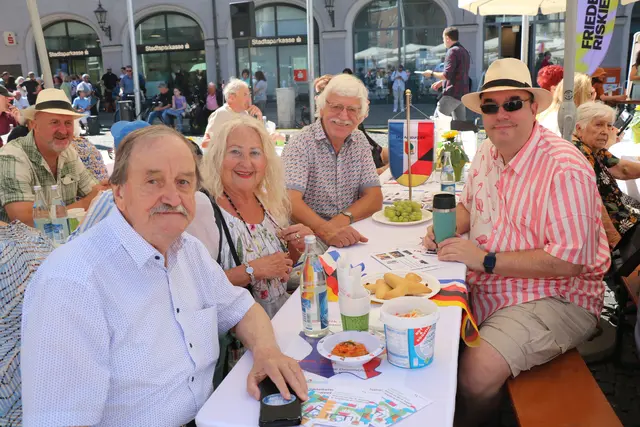 DFG Tisch am Augsburger Friedensfest - vorne Klaus Hopp, dahinter Hildegard und Charly Rauch, vis-a-vis Peter Gebhard | Foto: Marianne Stenglein