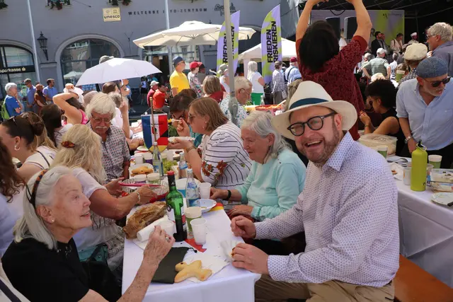 vorne rechts Stadtrat und AI Präsidemt Matthias Fink beim DFG Tisch  | Foto: Marianne Stenglein