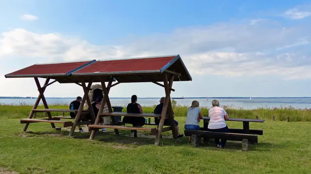 Von der Poeler Picknickstation lässt sich der Schiffsverkehr in Richtung Wismar beobachten. Foto: Helmut Kuzina
