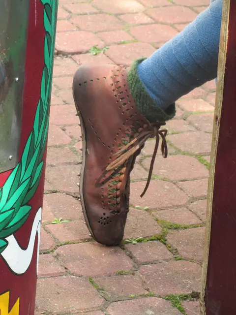 Die Schuhe hatte dieser Legionär selber in Handarbeit angefertigt