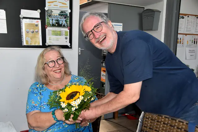 Blumenstrauß als Dankeschön: Dr. Christian Vogel bedankte sich bei Uta Meyer-Herder für die Mit-Organisation des Sommerfestes