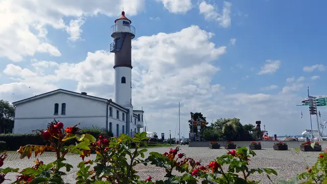 Seit 1872 weist der 21 Meter hohe Leuchtturm von Timmendorf der Schifffahrt den Weg durch die Wismarbucht. Foto: Helmut Kuzina