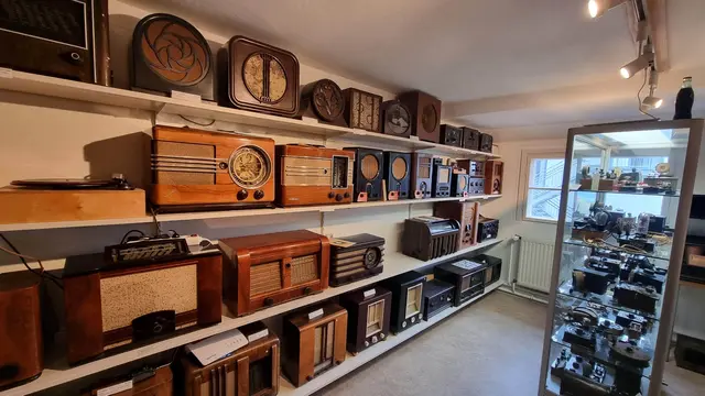 In diesem Raum finden wir die ältesten Exponate des Radio-Museums. Dieser Raum enthält zum großen Teil Exponate von Heinz Maxzin, der jahrelang ehrenamtlich im Radio- und Telefonmuseum mitarbeitete.  | Foto: Christina Drobinoha