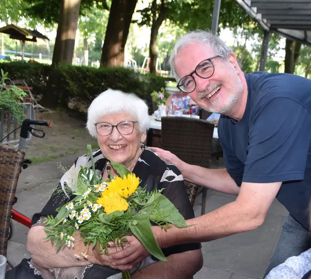 Blumenstrauß als Dankeschön: Dr. Christian Vogel bedankte sich bei Sunnhild Reinckens für die Mit-Organisation des Sommerfestes