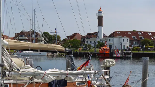 Direkt am Leuchtturm von Timmendorf befindet sich der zweite Hafen der Insel. Hier ankern Segel-, Sportschiffe und Jachten. Außerdem ist der Hafen Startpunkt für Ausflugsfahrten und Angeltouren. Foto: Helmut Kuzina