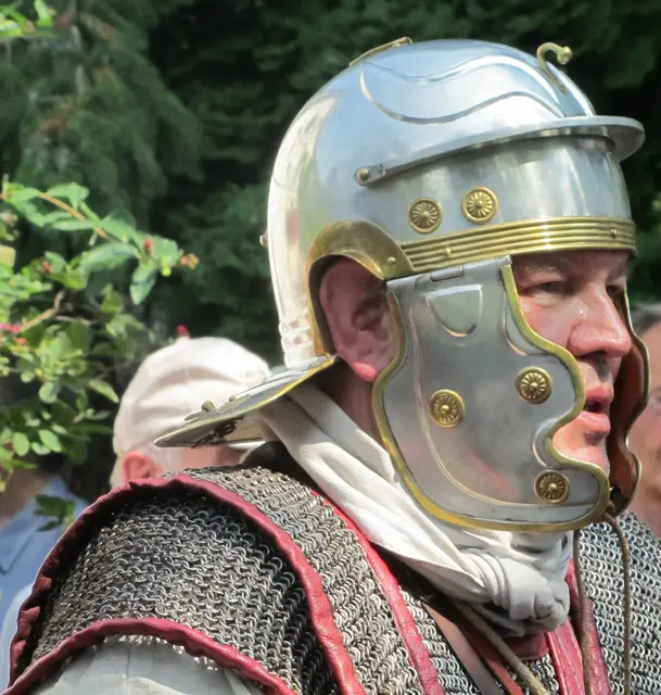 Helm und Kettenhemd