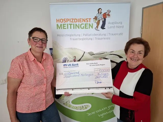 Zum 70. Geburtstag hat Rosmarie Gumpp (rechts) um Spenden statt um Geschenke gebeten. Nun übergab sie einen Scheck im Wert von 1.000 Euro an den Hospizdienst Meitingen Augsburg Land-Nord. Koordinatorin Mandy Regis-Lebender (links) nutzt Spenden für Referenten, fachspezifische Messebesuche oder für kleine Präsente für die Ehrenamtlichen.