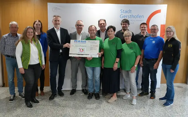 Ein großer Erfolg: Der Spendenlauf „Gersthofen läuft“ brachte 20.000 Euro ein, die im Rathaus der Lebensmittelausgabestelle „Gersthofer Tisch“ übergeben wurden.

Von links: Rudolf Straub (Kolpingsfamilie Gersthofen), Sigrid Steiner (1. Vorsitzende DAV Sektion Gersthofen und Dritte Bürgermeisterin), Beata Drewniak (Caritas Augsburg), Otto Bachmeier (Caritasverband Augsburg Stadt und Land), Michael Wörle (Erster Bürgermeister), Heinz Schaaf (Kolpingsfamilie Gersthofen), Andreas Birkle (Neuapostolische Kirche), Sigrid Puschner (Gersthofen ist bunt), Fabian Schiefer (Gersthofer Party-Freunde), Claudia Böhler (Gersthofer Tisch), Florian Ortner (NaturFreunde Gersthofen), Herbert Hirsch, (NaturFreunde Gersthofen) und Monika Schiefer (Gersthofer Party-Freunde). | Foto: Stadt Gersthofen (Kai Schwarz)