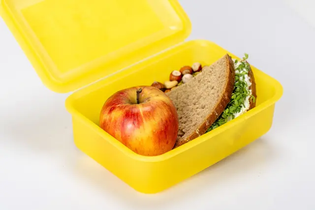 Leckeres in der Pausenbox: Apfel, Nüsse und Kräuter-Frischkäse-Brot
 | Foto: Steffen Löffler