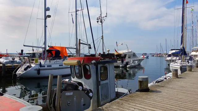 Mittlerer Anlegesteg im Hafen von Timmendorf. Foto: Helmut Kuzina
