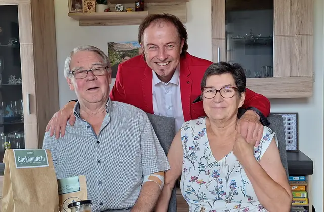 Von links: Klaus-Dieter Schilke, Bürgermeister Bernhard Uhl, Eveline Schilke  | Foto: Markt Zusmarshausen
