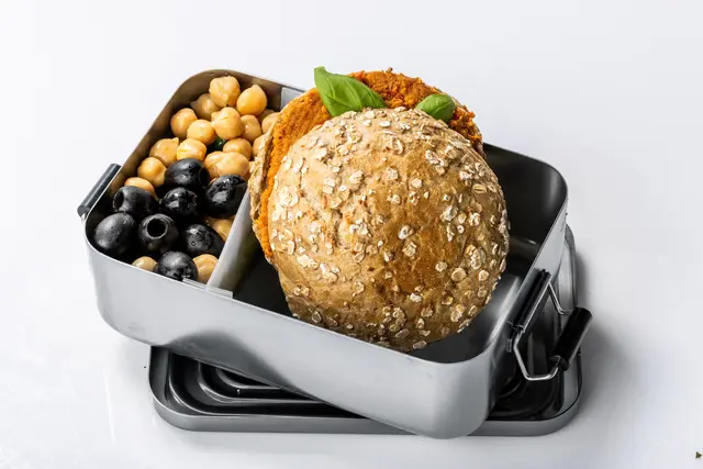 Leckeres Trio: belegtes Vollkornbrötchen mit Beeren und Kichererbsen
 | Foto: Steffen Löffler
