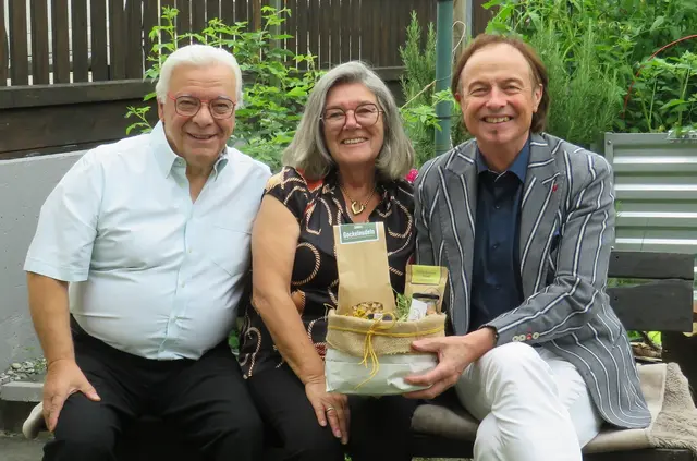 Von links: Rosario und Gerlinde Caravetta mit Erstem Bürgermeister Bernhard Uhl  | Foto: Markt Zusmarshausen