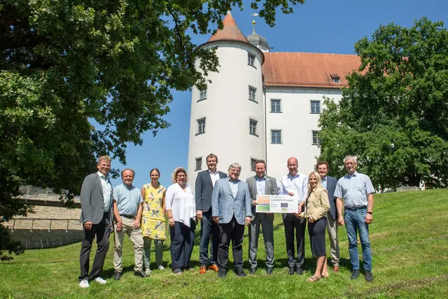 Von links: Dr. Reinhard Bader (Behördenleiter AELF Nördlingen-Wertingen), Lothar Kempfle (Geschäftsführung &amp; LAG-Management Team Regionalentwicklung), Stefanie Kautz, (Kulturschloss Höchstädt), Manuela Sing (Teamleitung &amp; LAG-Management Team Regionalentwicklung), Stephan Karg (Erster Bürgermeister der Stadt Höchstädt), Alfred Schneid (Stellvertretender Landrat), Leo Schrell (1. Vorsitzender Donautal Aktiv e. V.), Martin Sailer (Bezirkstagspräsident), Kristina Reicherzer (Kulturschloss Höchstädt), Georg Winter (MdL a. D.), Erich Herreiner (LEADER Koordinator). | Foto: Mira Hörter