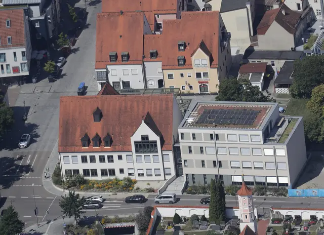 Blick auf das neue Verwaltungsgebäude und den sanierten Altbau. Am 28. September sind sie bei einem Tag der Offenen Tür zu besichtigen.  | Foto: Erich Echter